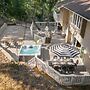 Hidden Oaks Farmhouse by Avantstay Hot Tub, Deck