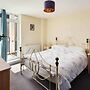Beautiful & Vibrant 2BD Home w/ Balcony - Hackney!