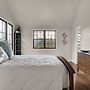 Expansive Monument Home: Hot Tub & Mountain Views!