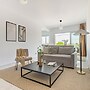 Sanders Cruise - Modern 2-bdr Apt With Balcony