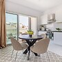Sanders Cruise - Spacious Studio Apt With Balcony