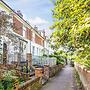 Peaceful Elevated Residential Area - Walk to City