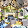 South Houston Townhome w/ Patio & Gas Grill!