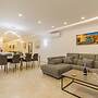 Spacious & Modern by the sea Qawr