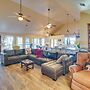 Dock, Views & Grill: Spacious Grand Lake Lodge