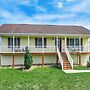 Charming Shenandoah Retreat w/ Deck & Grill!