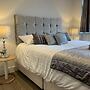 Luxury 2 Bed 2 Bath Apartment Central Location
