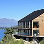 Stunning Lakeview QT Holiday House