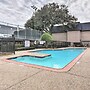 New! Airy Houston Condo w/ Community Outdoor Pool!