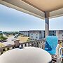 Atlantic Beach Condo w/ Balcony & Beach Access!