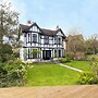 Inviting 8-bed House in Wraysbury, Staines