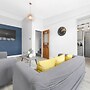 Stylish 4-bed Apartment - Parking & Central Links