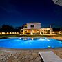 Villa Black White Dassia