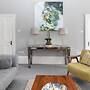 Light-filled Period Apartment - Central Bath