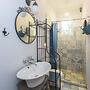 Colorful 2bdr Apartment in the City Center
