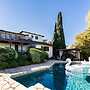 Spacious and Bright 5-bedroom Oasis Pool and Yard