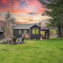 Charcoal Chalet by Avantstay A+ Design w/ Firepit