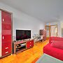 Cityscape Comfort Apartment With Garage