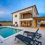 Villa Dvor Comfortable Holiday Residence