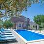Sunshine Comfortable Holiday Residence