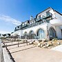 Beautiful Holiday Home Right by the sea