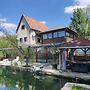 Romantic Lakeside Retreat - Nature, Sport, Near Bp