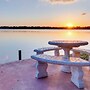Hot Tub + Pool: Retreat on Bellows Lake!