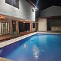 hermosa habitación con piscina