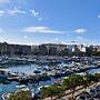 Bright and Central 2 Bedroom With Harbour View
