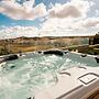 Pet Friendly Penthouse Rooftop Jacuzzi With Views