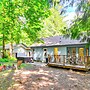 Rhododendron Retreat w/ Hot Tub: Steps to River!