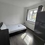 Room in Guest Room - Limehouse Townhomes- Modern Spacious Serviced En-