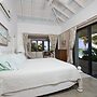 Tropical Hideaway: Charming Cottage Near Pink Sands Beach