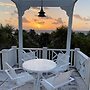 Coastal Charm: Newly Renovated Historic Cottage On The Beach