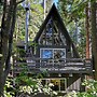 A-frame Retreat by Avantstay Modern Interiors, 2 Decks + Views!