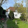 Cosy Daffodil Cottage Getaway