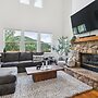 Tranquil Mountain Retreat Scenic Views & Hot Tub 4 Bedroom Home by Red
