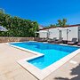 House Rose With Private Pool And Garden