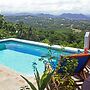 Bella Vista 3 Bedroom Home by RedAwning