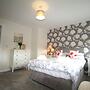 2 Bed House - Large Garden - Fully Refurbished
