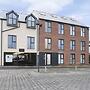 Beautiful 2 Bedroom Apartment With Parking in The Docks