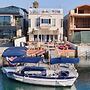 Canalfront Charmer by Avantstay Waterfront w/ Shared Dock + Hot Tub