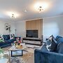 Elliot Oliver - Comfortable Five Bedroom Town Centre House With Garden