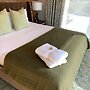 Te Whaanga Retreat & Spa Lodge & Canvastown Luxury Glamping Tents
