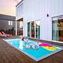 Chic 4BR Pool House - Steps to South 1st Street