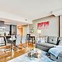 Downtown Condo w Incredible Views and BBQ