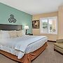 King Bedroom Suite w Outdoor Pool Hot Tub Arcade