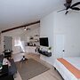 Spacious Studio Apartment Near Botanical Gardens