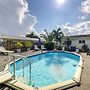 4 Mi to the Beach: Pet-friendly Oakland Park Home