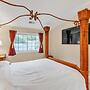 3rd Floor Back Side Corner Penthouse Suite- 305 by Grand Wood Suites